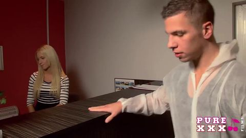 Blonde qui aime sucer et chevaucher des bites