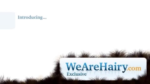 Une adolescente masturbe sa chatte poilue