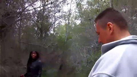 Il veut essayer du Sexe De Femme Noir en plein air