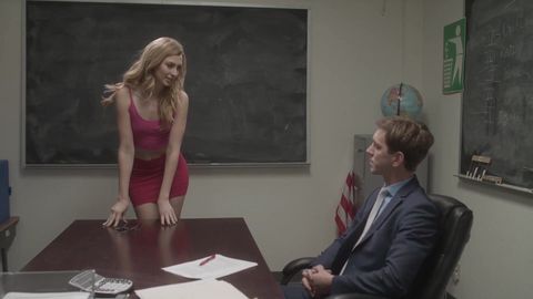 Alexa Grace joue à des jeux pervers avec son prof bien monté !