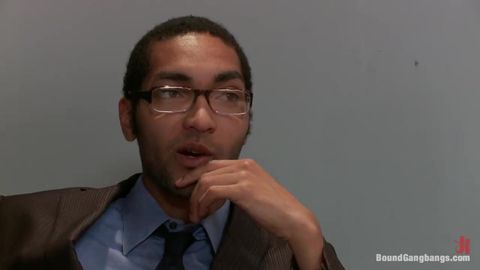 Audrey Rose, secrétaire de l’école du soir, se fait gangbanger dans la classe !