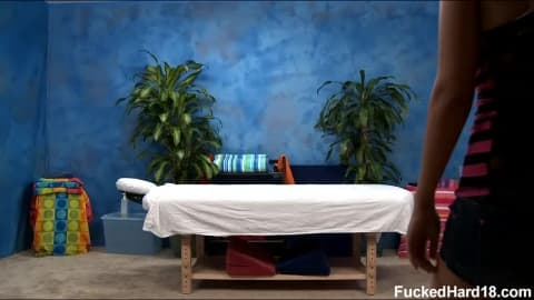 Dillion Harper veut un Massage Érotique