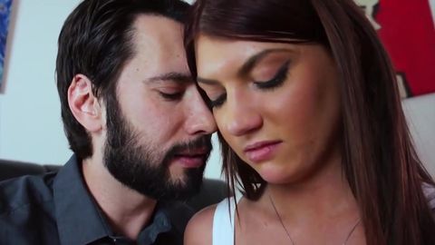 Cette fille sans honte aime se faire baiser par son beau-père !