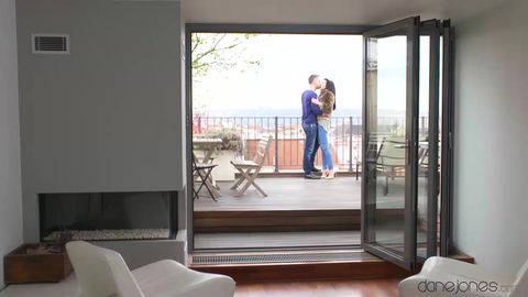 Brune suce la bite avant la baise brutale