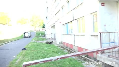 Une czech se fait soulever par un mature