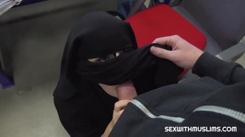Musulmane en burka suce une grosse bite bien dure avant de se faire baiser !