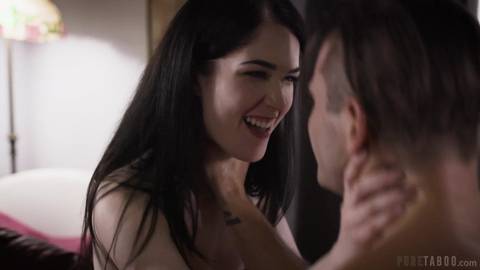 Deux brunes chaudes prêtes pour le sexe à trois