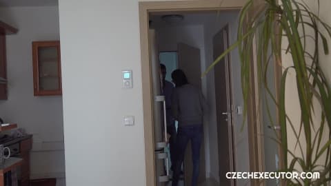 Une belle brune se fait huiler la chatte et baise à fond