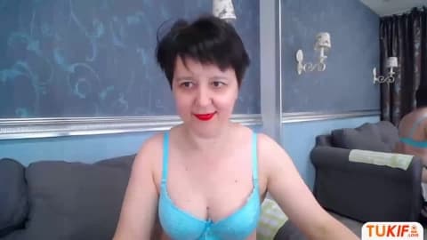 Mature poilue se caresse devant la webcam
