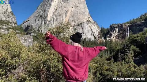 Eva Elfie suce à genoux dans les montagnes