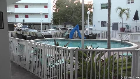 Bonne Suceuse avale sa bite noire géante