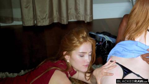 Ella Hughes et Jia Lissa en trio avec une BBC raide