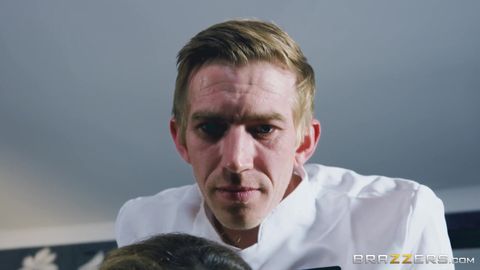 Liza del Sierra prend la grosse bite de son masseur