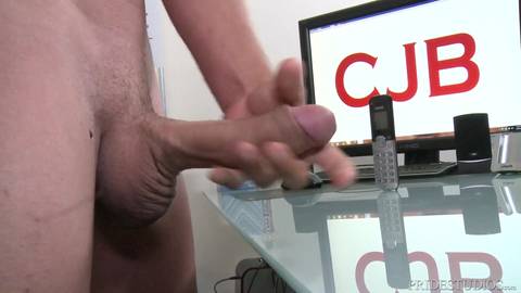 Un homme qui se branle dans son bureau