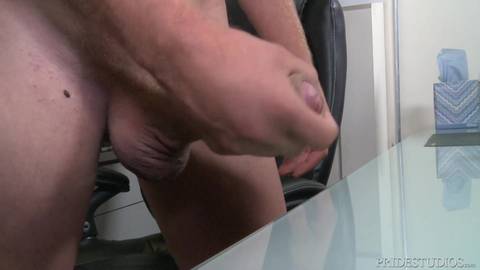 Un homme qui se branle dans son bureau