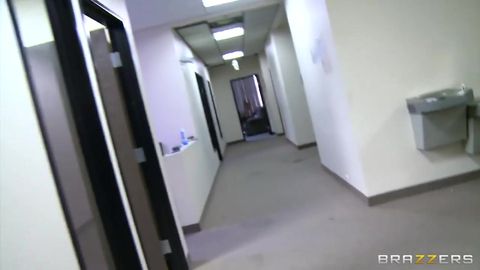 Sophie Dee fait une orgie avec des pornstars