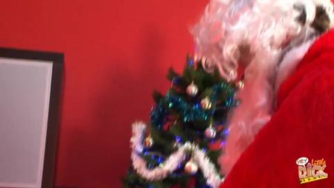 Pornodingue où elles tentent sa mini-bite