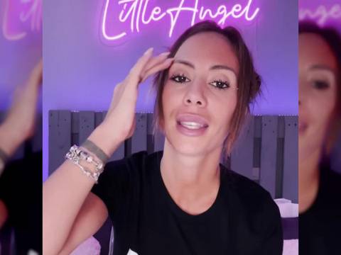 Femme qui se doigte en gros plan webcam