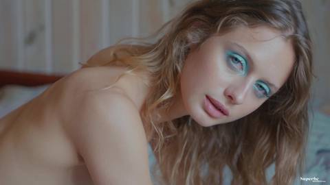 Vidéo érotique d&rsquo;une femme fine à la campagne