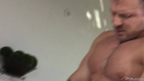 Austin et Nicoli dans film porno gay