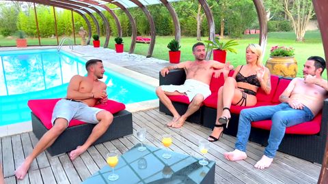 Une pool party française avec sexe partouze