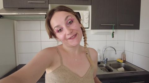 La Française Louise se masturbe pendant qu’elle fait un gâteau !