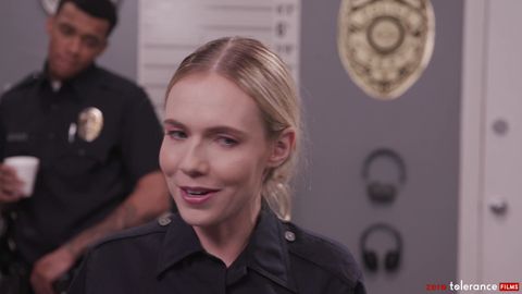 L’agent de police Rebel Rhyder se retrouve dans un gangbang interracial!