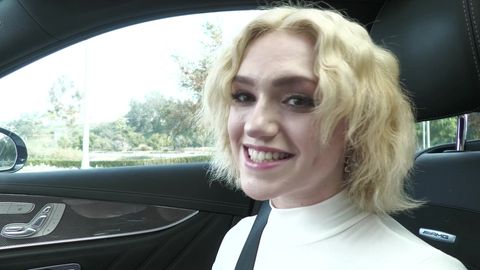 La blonde Gracie Gates se fait chauffer sa belle chatte rose !