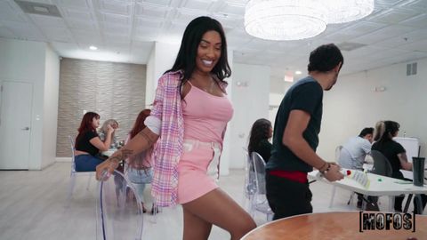 La jeune black suce et se fait baiser la chatte dans la salle de bingo !