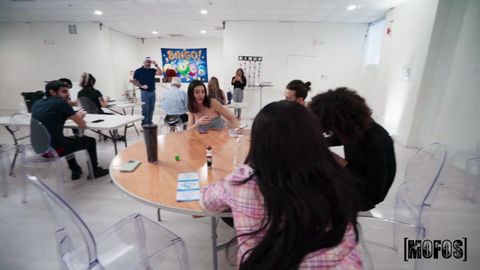 La jeune black suce et se fait baiser la chatte dans la salle de bingo !