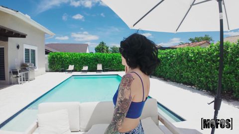 JMac se fait sucer sa grosse bite raide par Lysagna Del Ray au bord de la piscine !