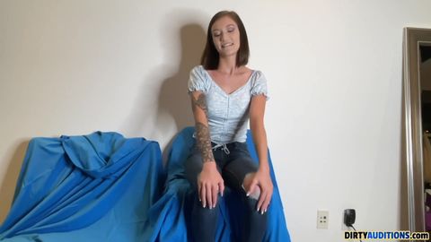 Riley Mae, belle brune au gros cul bien rond, suce une grosse bite avec envie !