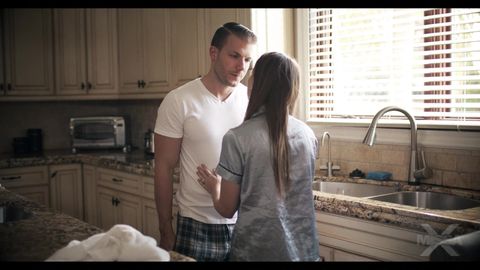 La MILF en lingerie écarte direct ses cuisses pour se faire replanter la bite raide