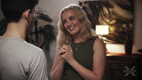 La MILF Charlie Forde montre ses gros seins au jeune et le fait bander direct !