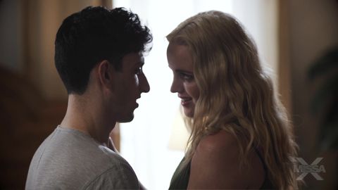 La MILF Charlie Forde montre ses gros seins au jeune et le fait bander direct !