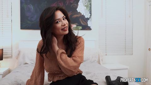 Scarlett Alexis au chatte poilue veut un cunnilingus de son client !