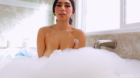 La belle Violet Myers se fait baiser après un bain savonneux !