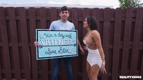 Luna Star accueille le gagnant du concours avec une pipe !