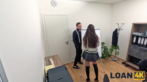 Secrétaire surprise en train de se masturber au travail