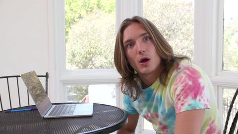 Axel Haze jette un coup d&rsquo;œil à la chatte poilue de Pixie Smalls