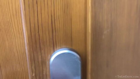 Kira Zen expose son corps parfait et se masturbe sur une chaise