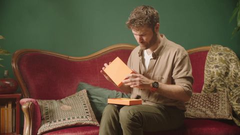 Maeva bande les yeux de Luca, inconnu pour un sexe sensoriel