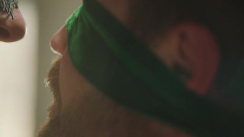 Maeva bande les yeux de Luca, inconnu pour un sexe sensoriel