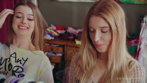 Freya Mayer et Olivia Sparkle s’embrassent langoureusement avant d&rsquo;une lèche sur clito