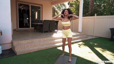 Son yoga est foutu alors mieux vaut sucer la bite du mec